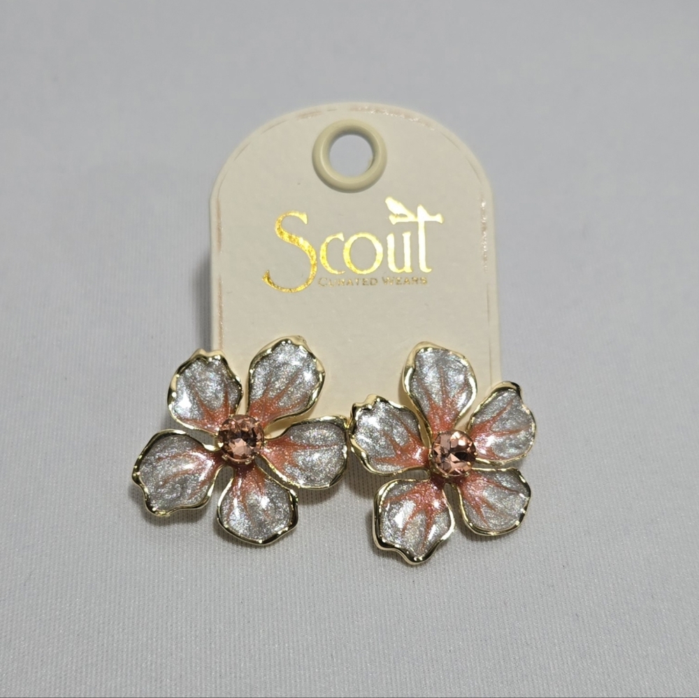 Scout Curated Wears Enamel Flower Earring-Large Light Gray/Gold Earrings #941